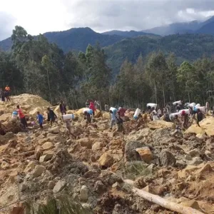 بابوا غينيا الجديدة: انهيار أرضي يتسبب في دفن أكثر من 300 شخص