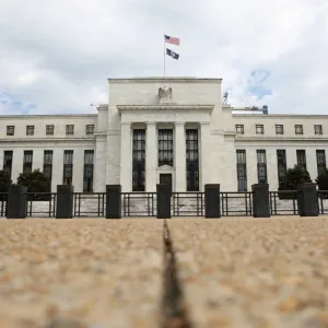 التضخم المستمر يضع «الفيدرالي» في مأزق مع اقتراب الانتخابات الرئاسية