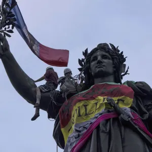 فيديو. آلاف الفرنسيين في باريس يتقدمهم موسيقيون ومثقفون يقولون لا لليمين المتطرف