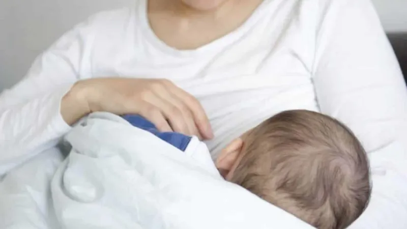 الرضاعة الطبيعية تحد من أمراض الطفولة