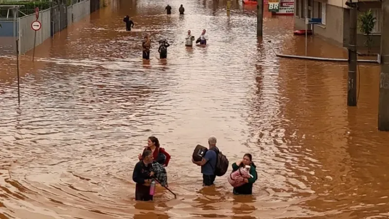 "خسروا كل شيء".. البرازيل تسابق الزمن لإغاثة منكوبي الفيضانات