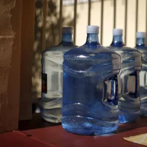 زجاجات المياه البلاستيكية قد تصيبك بالسكري