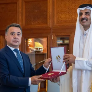 سمو الأمير يمنح سفير طاجيكستان وسام الوجبة