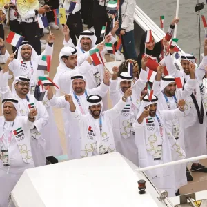 عمر المرزوقي وصفية الصايغ يحملان علم الإمارات في افتتاح أولمبياد باريس