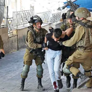 قوات الاحتلال تعتقل (15) فلسطينيا في عدة مناطق بالضفة الغربية
