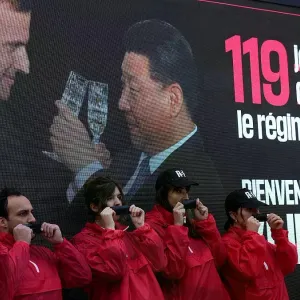 مراسلون بلا حدود تحتج على زيارة الرئيس الصيني إلى باريس https://arabic.euronews.com/video/2024/05/06/reporters-without-borders-protests-in-paris-over-...