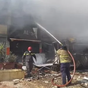 حريق داخل تعاونية اثر غارة إسرائيلية