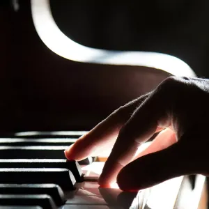 5 أشياء تحتاج إلى معرفتها عن مسابقة البيانو الكلاسيكي في دبي