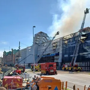 حريق يأتي على برج مبنى بورصة كوبنهاغن التاريخي