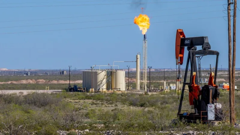 النفط يرتفع مدعوماً ببيانات عن انخفاض كبير في مخزونات الخام الأميركية