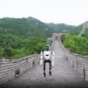 أول روبوت يشبه الإنسان يتسلق سور الصين العظيم