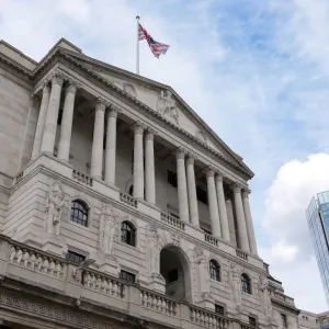بنك إنجلترا يترك أسعار الفائدة دون تغيير للمرة السادسة على التوالي