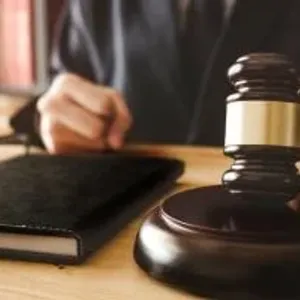 محاكمة 3 متهمين باستعراض القوة والتعدى على موظفة فى حلوان