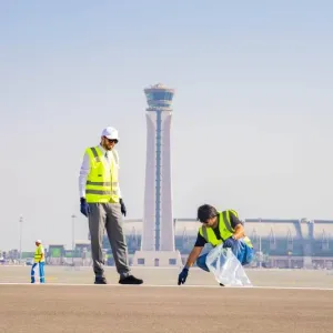حملة توعوية لإزالة الأجسام الغريبة من ساحة مطار مسقط الدولي