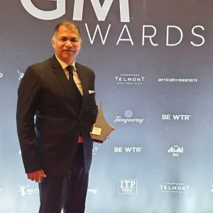 مدير فندق الخليج يحصد جائزة «بلوواترز دبي»