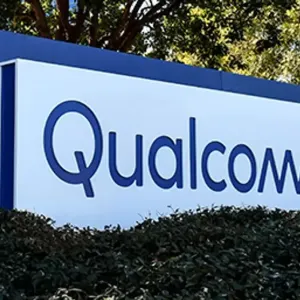 شركة Qualcomm تحقق نتائج مالية أفضل من التوقعات بعم من سوق الهواتف المزودة بالذكاء الاصطناعي