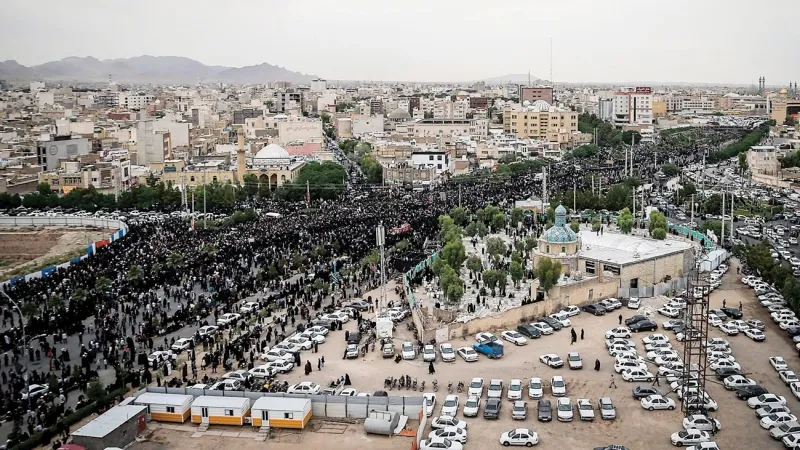 حشود ضخمة في تشييع جنازة الرئيس الإيراني ومرافقيه