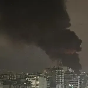 حريق هائل يلتهم مستودعًا للبلاستيك بالقرب من المدينة الرياضية في بيروت