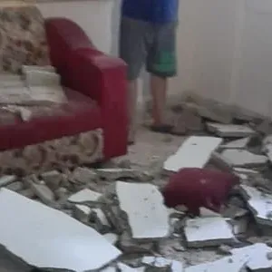انهار سقف المنزل بسبب جدار الصوت