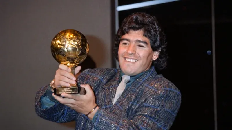 ورثة مارادونا يحاولون تجميد عملية بيع "كرة ذهبية" ظفر بها في مونديال 1986