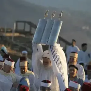 السامريون يحتفلون بعيد "الفسح" على قمة جرزيم في نابلس