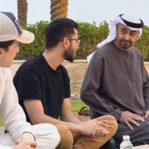 فيديو| محمد بن زايد يتناول الإفطار مع المصلين
