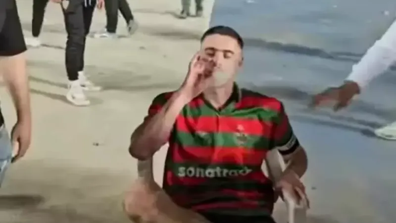 عبد اللاوي يبرر تدخينه للسيجار