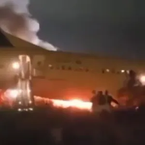 صراخ ونيران وهروب للمسافرين.. فيديو لحادث طيران بمطار سنغالي