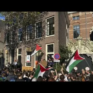 شاهد: طلاب وموظفو جامعة أمستردام يحتجون على طريقة التعامل مع المظاهرات المؤيدة للفلسطينيين