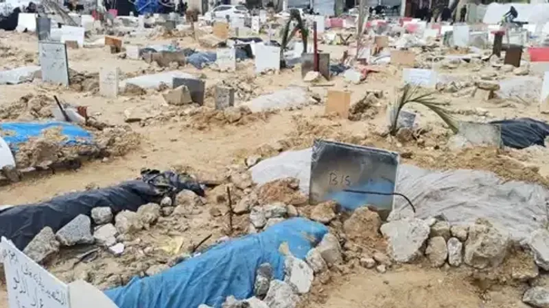 انتشال 30 جثة أخفاها جيش الاحتلال بمقبرتين بمستشفى الشفاء في غزة