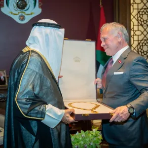 الملك عبدالله الثاني يمنح أمير الكويت قلادة الحسين بن علي أرفع وسام مدني أردني