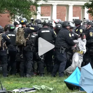 فيديو يُظهر ما فعلته الشرطة الأمريكية لفض اعتصام مؤيد للفلسطينيين في جامعة فيرجينيا https://cnn.it/4dpUTmI