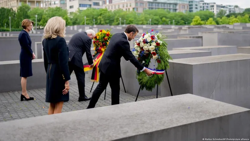 ماكرون يضع زهوراً على نصب تذكاري لقتلى يهود أوروبا في برلين