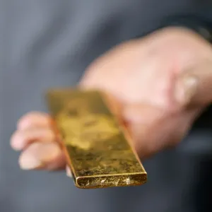 تراجع الدولار يدفع الذهب للارتفاع