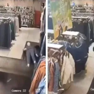شاهد.. حفرة تبتلع امرأة بعد انهيار أرضي بشكل مفاجئ داخل مركز تجاري في الصين