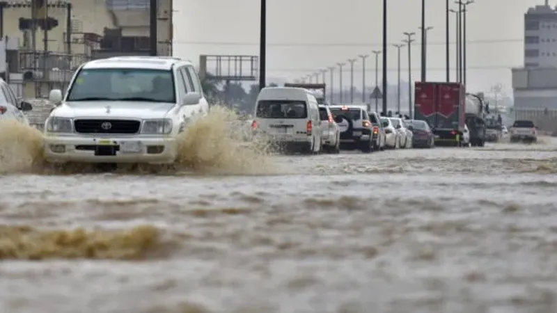 وفاة 5 في السعودية بسبب الأمطار.. "الكسير اليماني" يواصل تأثيراته على أجواء المملكة