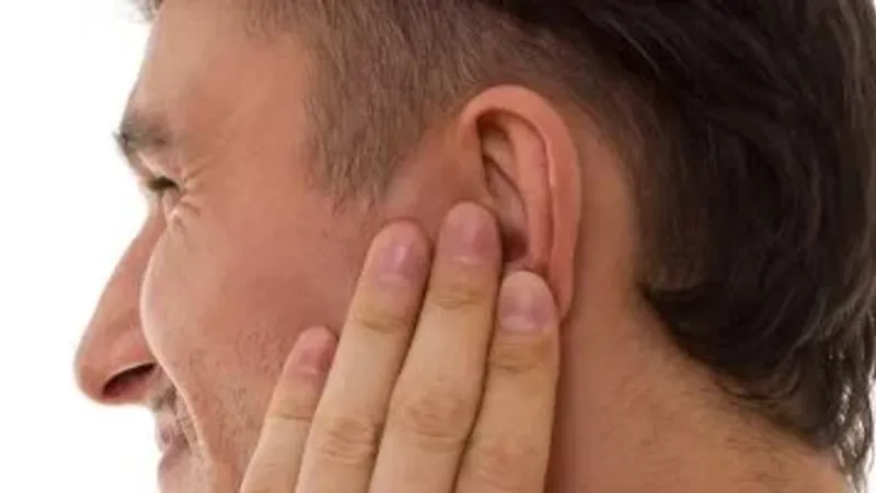 عادات خاطئة قد تسبب تمزق طبلة الأذن.. متى تكون الجراحة ضرورة؟