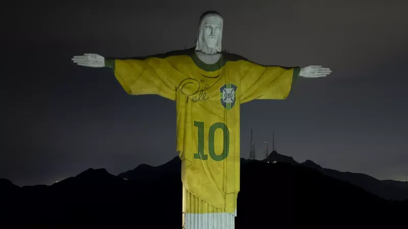 شاهد: تمثال السيد المسيح الشهير في ريو بقميص بيليه في الذكرى الأولى لوفاة أسطورة كرة القدم