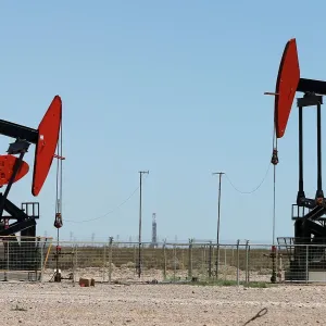 النفط ينخفض مع تراجع المخاوف المتعلقة بالصراع بالشرق الأوسط