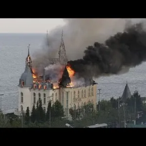 شاهد: حريق هائل يلتهم مبنى على الطراز القوطي إثر ضربة روسية على مدينة أوديسا