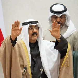 أمير الكويت يؤدي اليمين ويهاجم الحكومة والبرلمان