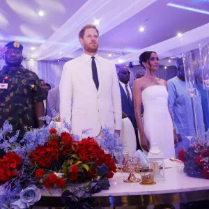 شارك في مباراة للكرة الطائرة "بوضعية الجلوس".. صور تكشف حفاوة استقبال الأمير هاري وزوجته ميغان في نيجيريا