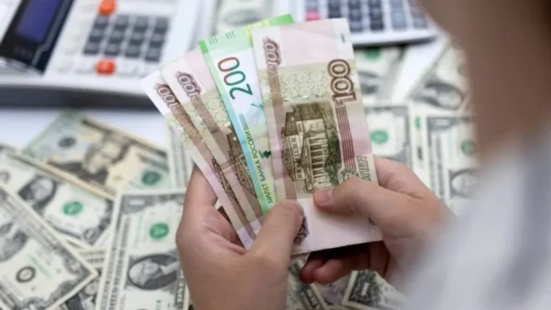 روسيا تمدد العمل بقرار يفرض على شركات تصدير كبرى تحويل إيراداتها من العملات الأجنبية إلى الروبل
