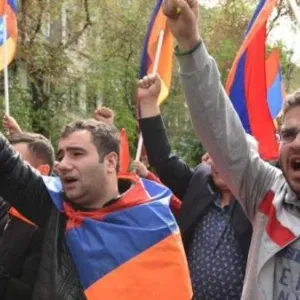 أرمن يتظاهرون ضد التنازل عن أراضٍ لأذربيجان