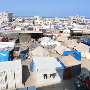 شاهد: الفلسطينيون ينصبون خيامهم قرب الحدود المصرية مع ارتفاع التهديدات الإسرائيلية باقتحام رفح