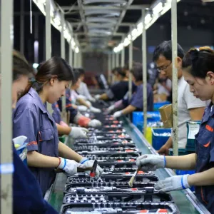 ضربة مزدوجة للاقتصاد الصيني: تراجع التصنيع والخدمات في يونيو