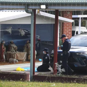 الشرطة الأسترالية تعتقل صبيا طعن أسقفا وكاهنا بسكين داخل كنيسة في سيدني