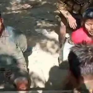 تعذيب وتنكيل وحرق حتى الموت.. فيديو صادم يظهر ميليشيا موالية للحكومة في ميانمار تعذب مقاتلين متمردين