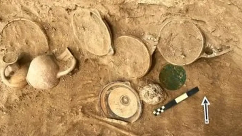 اكتشاف مرآة برونزية بتكية هالة سلطان في قبرص
