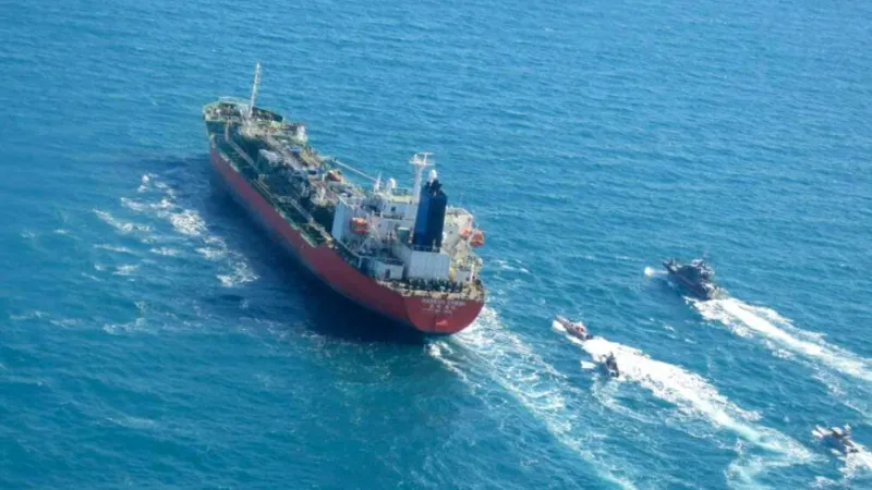 إعلام عبري: إيران تسيطر على سفينة مملوكة جزئيا لإسرائيل بالقرب من مضيق "هرمز"